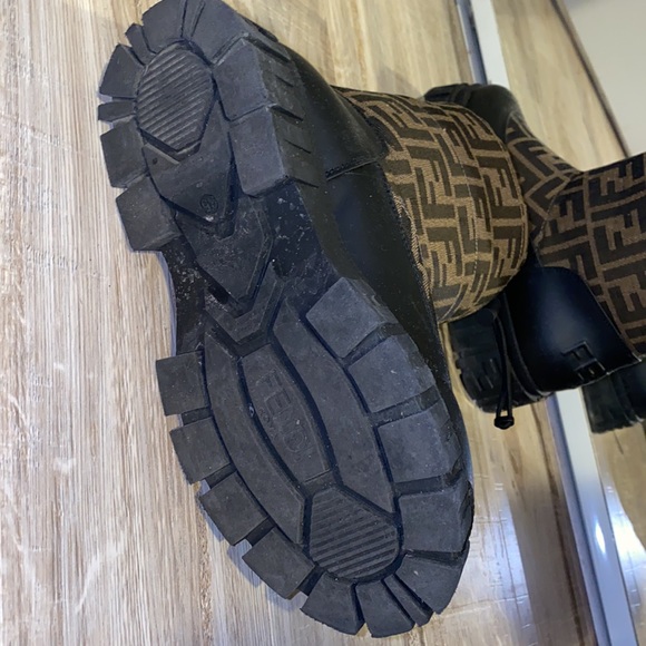 Authentic Fendi boots. Pristine condition only worn once. Fits like a 5.5-6 - Picture 3 of 4